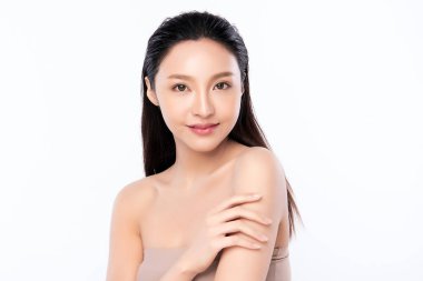 Temiz ciltli güzel bir Asyalı kadın. Yüz bakımı, yüz bakımı, kozmetik, güzellik ve sağlıklı cilt ve kozmetik konsepti, beyaz arka planda izole edilmiş kadın güzelliği.