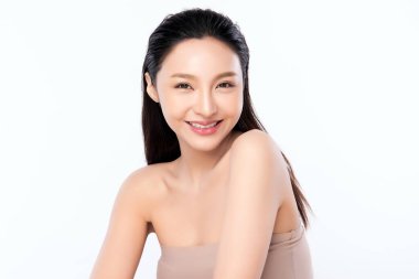 Temiz ciltli güzel bir Asyalı kadın. Yüz bakımı, yüz bakımı, kozmetik, güzellik ve sağlıklı cilt ve kozmetik konsepti, beyaz arka planda izole edilmiş kadın güzelliği.