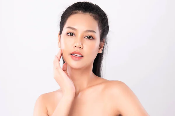 年轻美丽的亚洲女人 皮肤清澈清新 面部护理 面部护理 美容美感 健康的皮肤和化妆品观念 以白种人为背景的女性美的皮肤 — 图库照片
