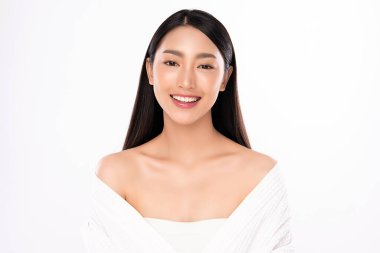 Temiz ciltli güzel bir Asyalı kadın. Yüz bakımı, yüz bakımı, kozmetik, güzellik ve sağlıklı cilt ve kozmetik konsepti, beyaz arka planda izole edilmiş kadın güzelliği.