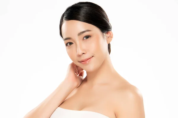 Vacker Ung Asiatisk Kvinna Med Ren Fräsch Hud Ansiktsvård Ansiktsbehandling — Stockfoto