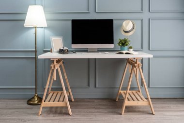 Modern iç mekan. Rahat bir iş yeri. Güzel ve bilgisayarlı ahşap masa.,