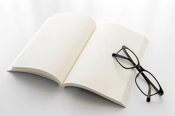 White Notebook Eyeglasses White Background Blank Paper Blank Page Empty — Stock Photo, Image