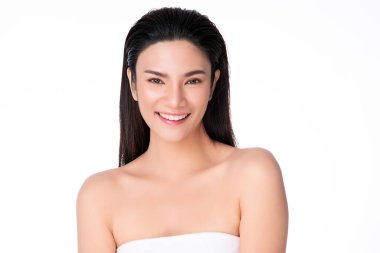 Temiz ciltli güzel bir Asyalı kadın. Yüz bakımı, yüz bakımı, kozmetik, güzellik ve sağlıklı cilt ve kozmetik konsepti, beyaz arka planda izole edilmiş kadın güzelliği.
