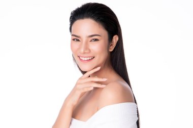 Temiz ciltli güzel bir Asyalı kadın. Yüz bakımı, yüz bakımı, kozmetik, güzellik ve sağlıklı cilt ve kozmetik konsepti, beyaz arka planda izole edilmiş kadın güzelliği.