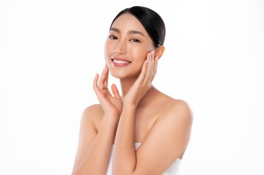 Temiz ciltli güzel bir Asyalı kadın. Yüz bakımı, yüz bakımı, kozmetik, güzellik ve sağlıklı cilt ve kozmetik konsepti, beyaz arka planda izole edilmiş kadın güzelliği.