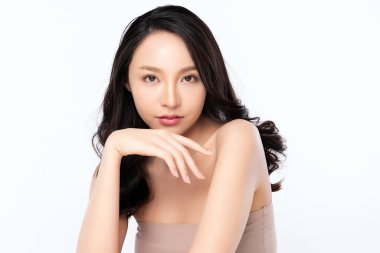 Temiz ciltli güzel bir Asyalı kadın. Yüz bakımı, yüz bakımı, kozmetik, güzellik ve sağlıklı cilt ve kozmetik konsepti, beyaz arka planda izole edilmiş kadın güzelliği.