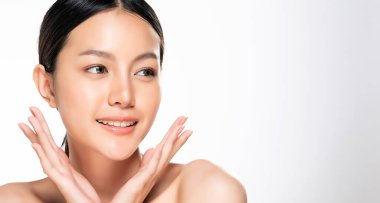 Temiz ciltli güzel bir Asyalı kadın. Yüz bakımı, yüz bakımı, kozmetik, güzellik ve sağlıklı cilt ve kozmetik konsepti, beyaz arka planda izole edilmiş kadın güzelliği.