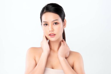 Temiz ciltli güzel bir Asyalı kadın. Yüz bakımı, yüz bakımı, kozmetik, güzellik ve sağlıklı cilt ve kozmetik konsepti, beyaz arka planda izole edilmiş kadın güzelliği.