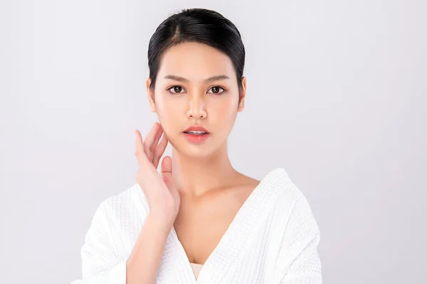 피부를 아시아 아름다움 과건강 피부와 화장품의 배경에 고립된 여성의 아름다운 — 스톡 사진