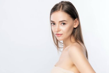 Temiz Taze Sağlıklı Cildi olan Güzel Genç Kadın, Yüz Bakımı. Kozmetik, güzellik ve kaplıca, beyaz arka planda izole edilmiş..