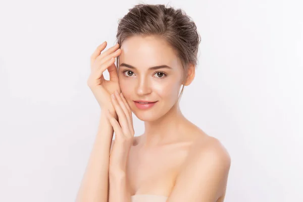 きれいな新鮮な健康的な肌を持つ美しい若い女性 顔の治療 白い背景に隔離された美容 — ストック写真