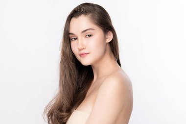 Temiz Taze Sağlıklı Cildi olan Güzel Genç Kadın, Yüz Bakımı. Kozmetik, güzellik ve kaplıca, beyaz arka planda izole edilmiş..