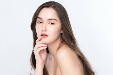 Güzel, genç bir kadın temiz yüzüne dokunuyor. Sağlıklı cilt, beyaz arka planda izole edilmiş güzellik kozmetik ve yüz bakımı konsepti..