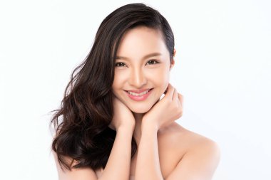 Temiz ciltli güzel bir Asyalı kadın. Yüz bakımı, yüz bakımı, kozmetik, güzellik ve sağlıklı cilt ve kozmetik konsepti, beyaz arka planda izole edilmiş kadın güzelliği.