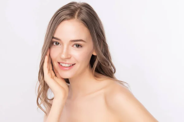 白い背景に隔離された新鮮な健康的な肌で彼女のきれいな顔に触れる美しい若い女性 美容化粧品と顔の治療のコンセプト — ストック写真