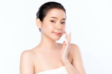 Güzel, genç Asyalı bir kadın temiz yüzüne yeni sağlıklı bir ciltle dokunuyor, beyaz arka planda izole edilmiş, Güzellik Kozmetik ve Yüz Bakımı Konsepti.
