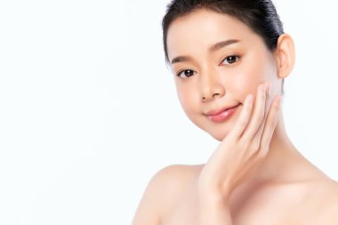 Güzel, genç Asyalı bir kadın temiz yüzüne yeni sağlıklı bir ciltle dokunuyor, beyaz arka planda izole edilmiş, Güzellik Kozmetik ve Yüz Bakımı Konsepti.