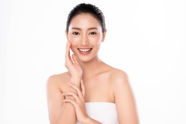 Güzel, genç Asyalı bir kadın temiz yüzüne yeni sağlıklı bir ciltle dokunuyor, beyaz arka planda izole edilmiş, Güzellik Kozmetik ve Yüz Bakımı Konsepti.