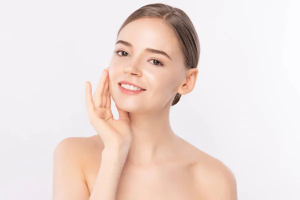 Güzel, genç bir kadın temiz yüzüne dokunuyor. Sağlıklı cilt, beyaz arka planda izole edilmiş güzellik kozmetik ve yüz bakımı konsepti..