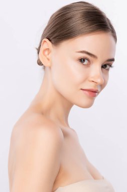 Güzel Kadın portresi, Temiz Taze Sağlıklı Cildi olan Güzel Genç Kadın, Yüz bakımı. Kozmetik, güzellik ve kaplıca, beyaz arka planda izole edilmiş..