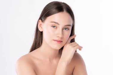 Güzel, genç bir kadın temiz yüzüne dokunuyor. Sağlıklı cilt, beyaz arka planda izole edilmiş güzellik kozmetik ve yüz bakımı konsepti..