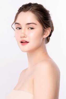 Güzel Kadın portresi, Temiz Taze Sağlıklı Cildi olan Güzel Genç Kadın, Yüz bakımı. Kozmetik, güzellik ve kaplıca, beyaz arka planda izole edilmiş.