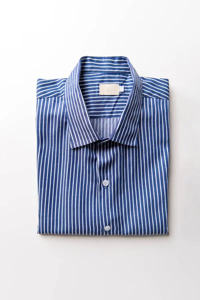 Nowe Niebieskie Męskie Koszule Złożone Białym Tle — Zdjęcie stockowe