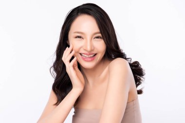 Güzel, genç Asyalı bir kadın temiz yüzüne yeni sağlıklı bir ciltle dokunuyor, beyaz arka planda izole edilmiş, Güzellik Kozmetik ve Yüz Bakımı Konsepti.