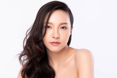 Güzel Kadın 'ın yüz portresi, Temiz Taze Sağlıklı Güzel Asyalı Kadın, Yüz bakımı. Kozmetik, güzellik ve kaplıca, beyaz arka planda izole edilmiş..