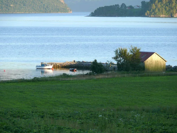 Noruega, cabina en la orilla del mar con muelle — Foto de Stock