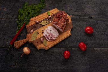 domuz eti ve baharat ahşap bir masa üzerinde