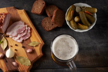 pastırma ve bardak bira bir tablo