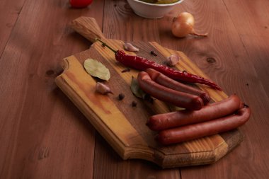 sosis ve baharat bir ahşap tablet veya dizüstü