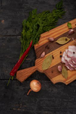 domuz eti ve baharat ahşap bir masa üzerinde