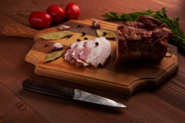 domuz eti ve baharat ahşap bir masa üzerinde