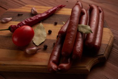 sosis, domates ve baharat ahşap bir masa üzerinde