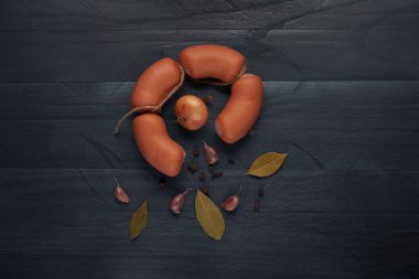 küçük sosis ve baharat bir tablo