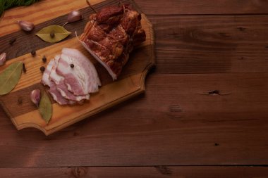 domuz eti ve baharat ahşap bir masa üzerinde