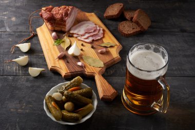 pastırma ve bardak bira bir tablo