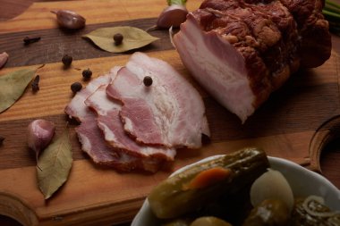 domuz eti ve baharat ahşap bir masa üzerinde