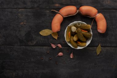 küçük sosis ve masanın üzerine turşu