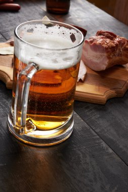 pastırma ve bardak bira bir tablo
