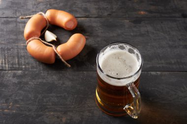 sosis ve bira bir tablo