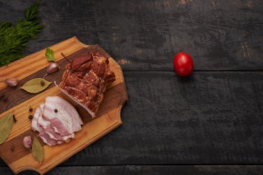 domuz eti ve baharat ahşap bir masa üzerinde