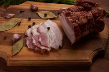 domuz eti ve baharat ahşap bir masa üzerinde