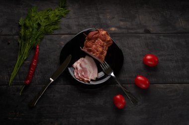 pastırma ahşap bir masa üzerinde siyah bir plaka üzerinde