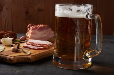 pastırma ve bardak bira bir tablo