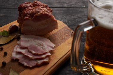 pastırma ve bardak bira bir tablo