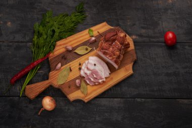 domuz eti ve baharat ahşap bir masa üzerinde